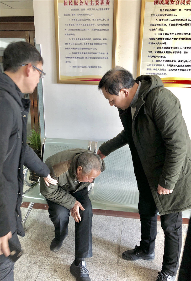鄭州科威耐材春節前慰問困難群眾(不顧雙腿疼痛,起身表示感謝)